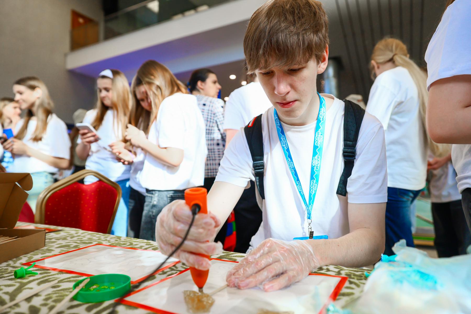 Фото Соловьёв, Савочкин, Никишева: звездные гости собрали на форуме в Новосибирске свыше тысячи человек – 100 ярких кадров 29